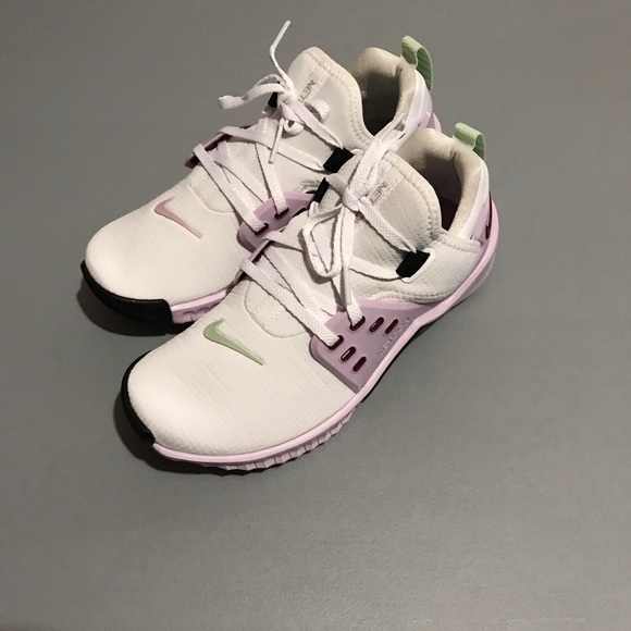 nike training metcon 2 sneakers in white and lilac
